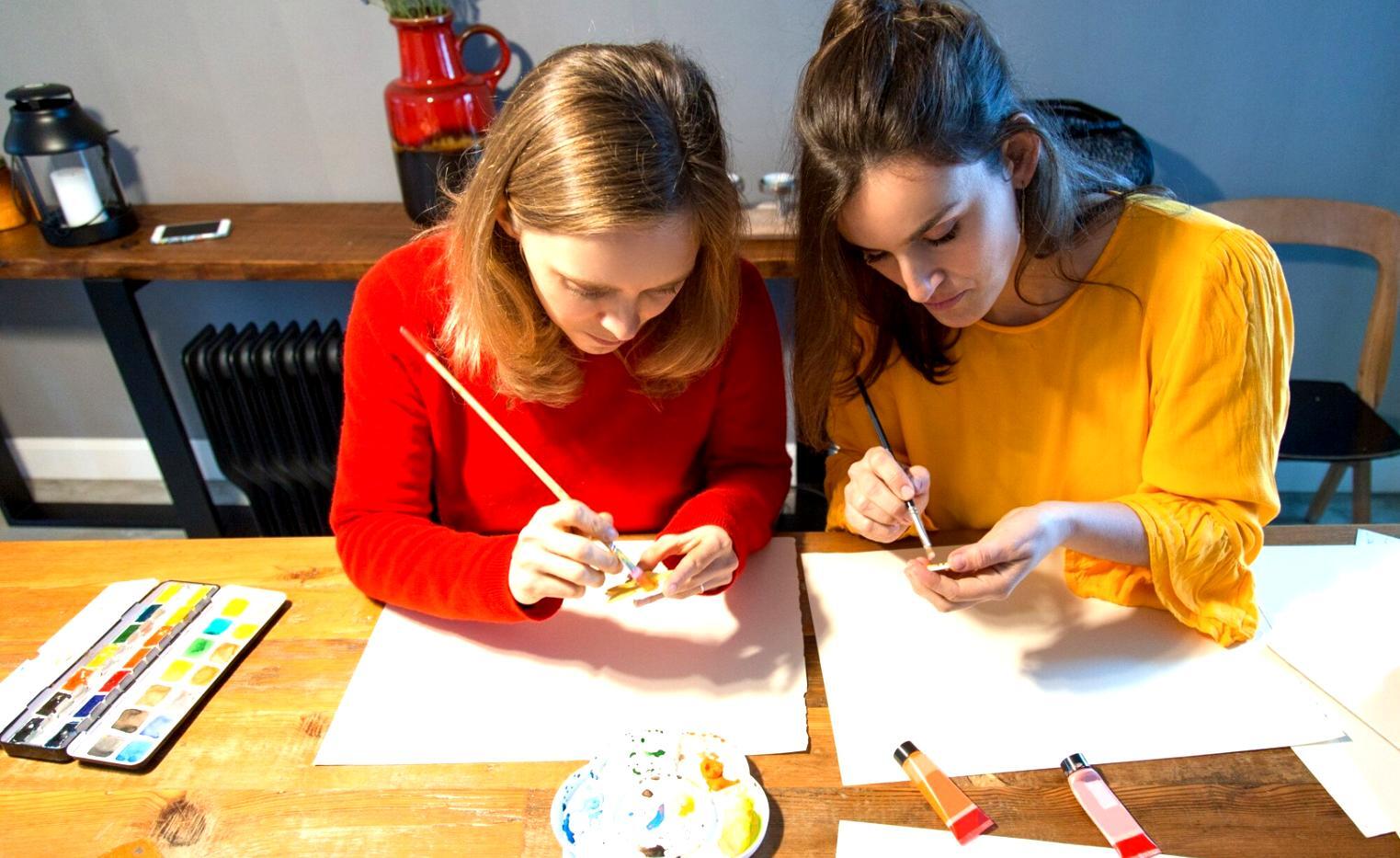 Internationale Studierende arbeiten gemeinsam an Finanzplänen